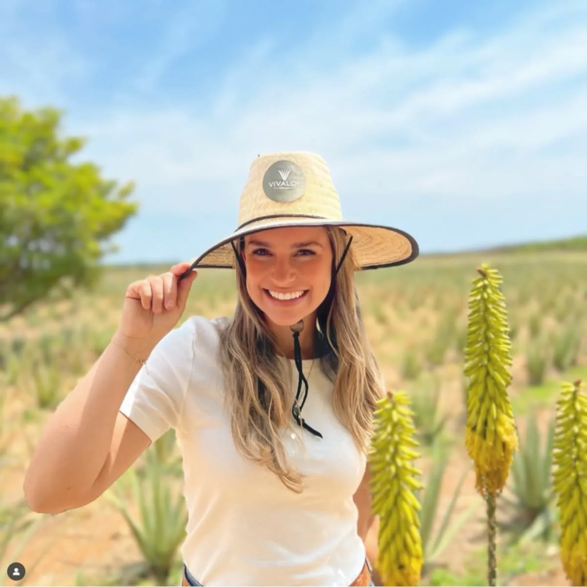 Marceli Gonçalves, fundadora da Vivaloe, na plantação de Aloe barbadensis Miller no semiárido nordestino